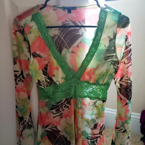 HOW CUTE IS THIS...BRIGHT AND FITTED TOP - Picture 1 of 3